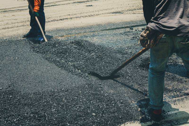 The Role of Sealcoating in Extending the Lifespan and Performance of Commercial Asphalt